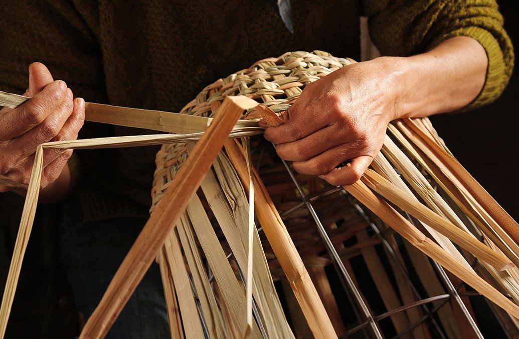 Tejiendo Tradiciones: Taller de cestería en totora y fibras con Elisa Muñoz Méndez y familia